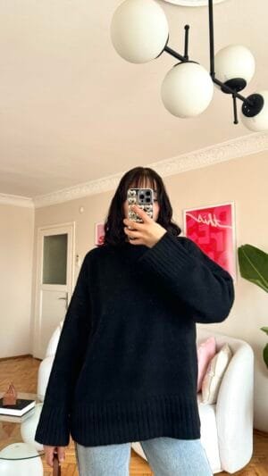 Charlotte Black Sweatshirt