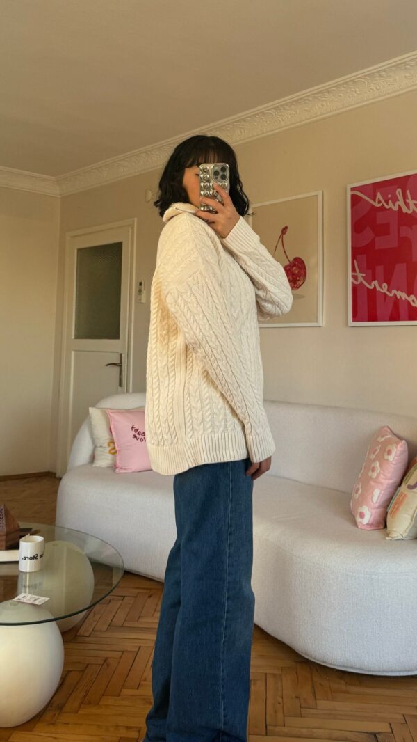 Grace Creamy Zippered Sweater