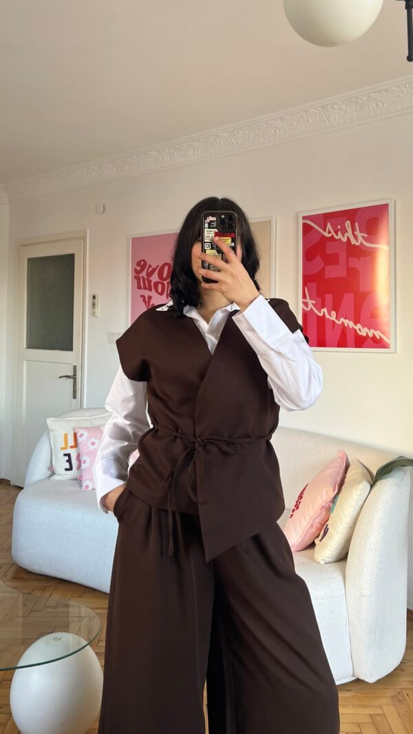 Melira Dark Brown Sleevless Set