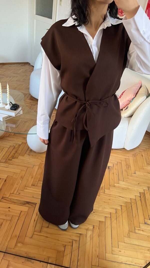Melira Dark Brown Sleevless Set