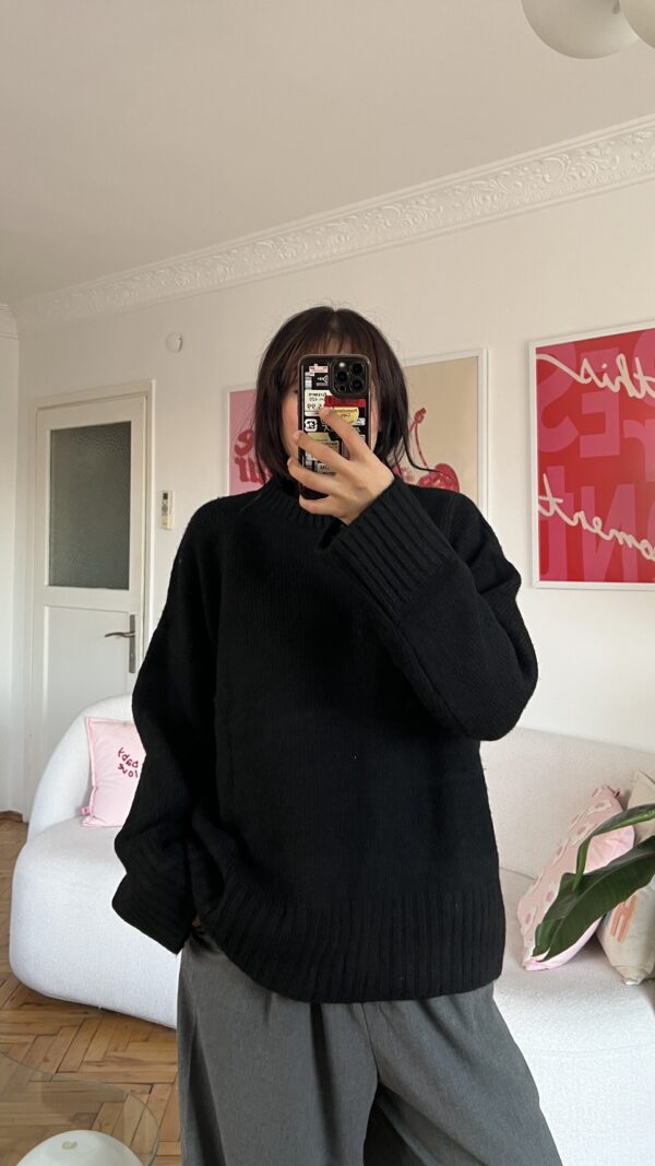 Charlotte Black Sweatshirt