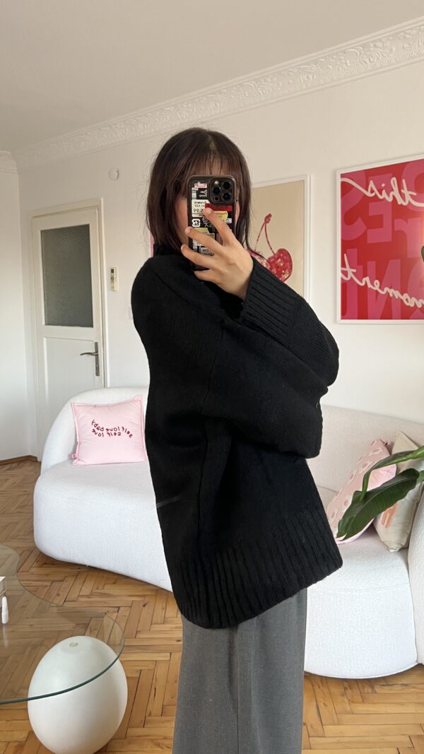 Charlotte Black Sweatshirt