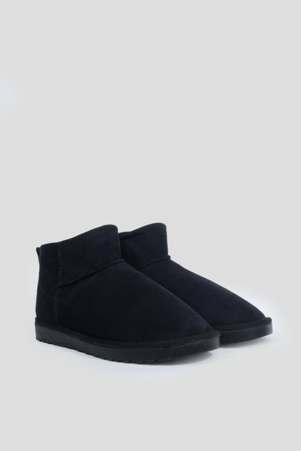 Universal Black UGG