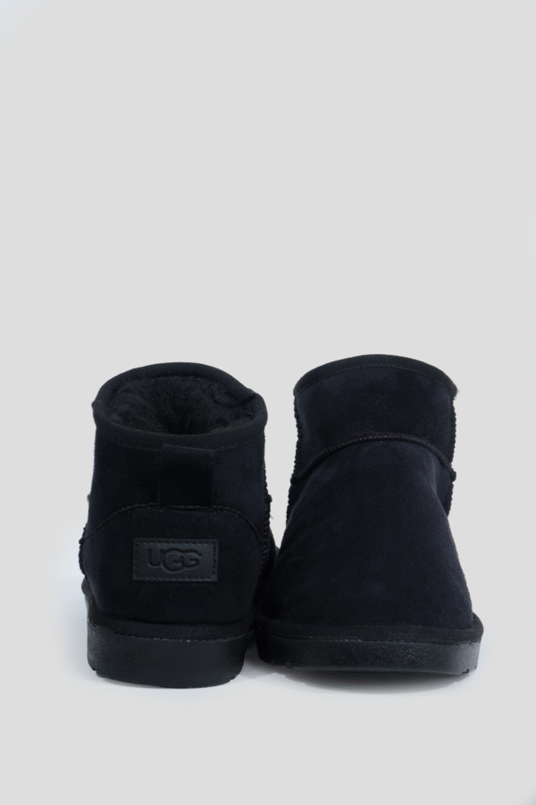 Universal Black UGG